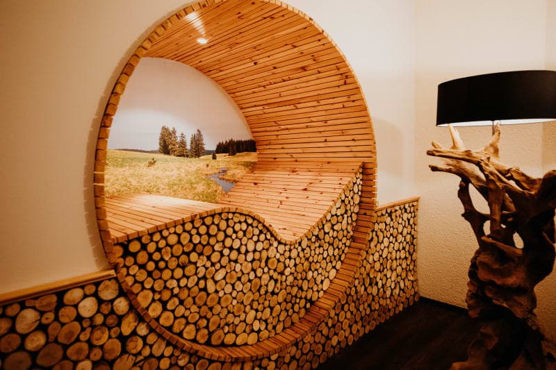Wellnessbereich mit Holznische und Blick auf die Natur im Hotel Hoher Hahn